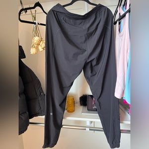 Lululemon On the fly Joggers with side slits in black size 8